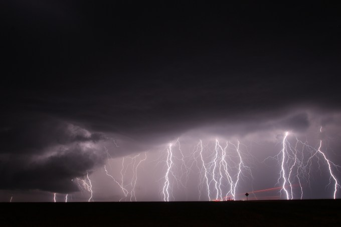 Éclair qui sort du nuage Selden Kansas (7)